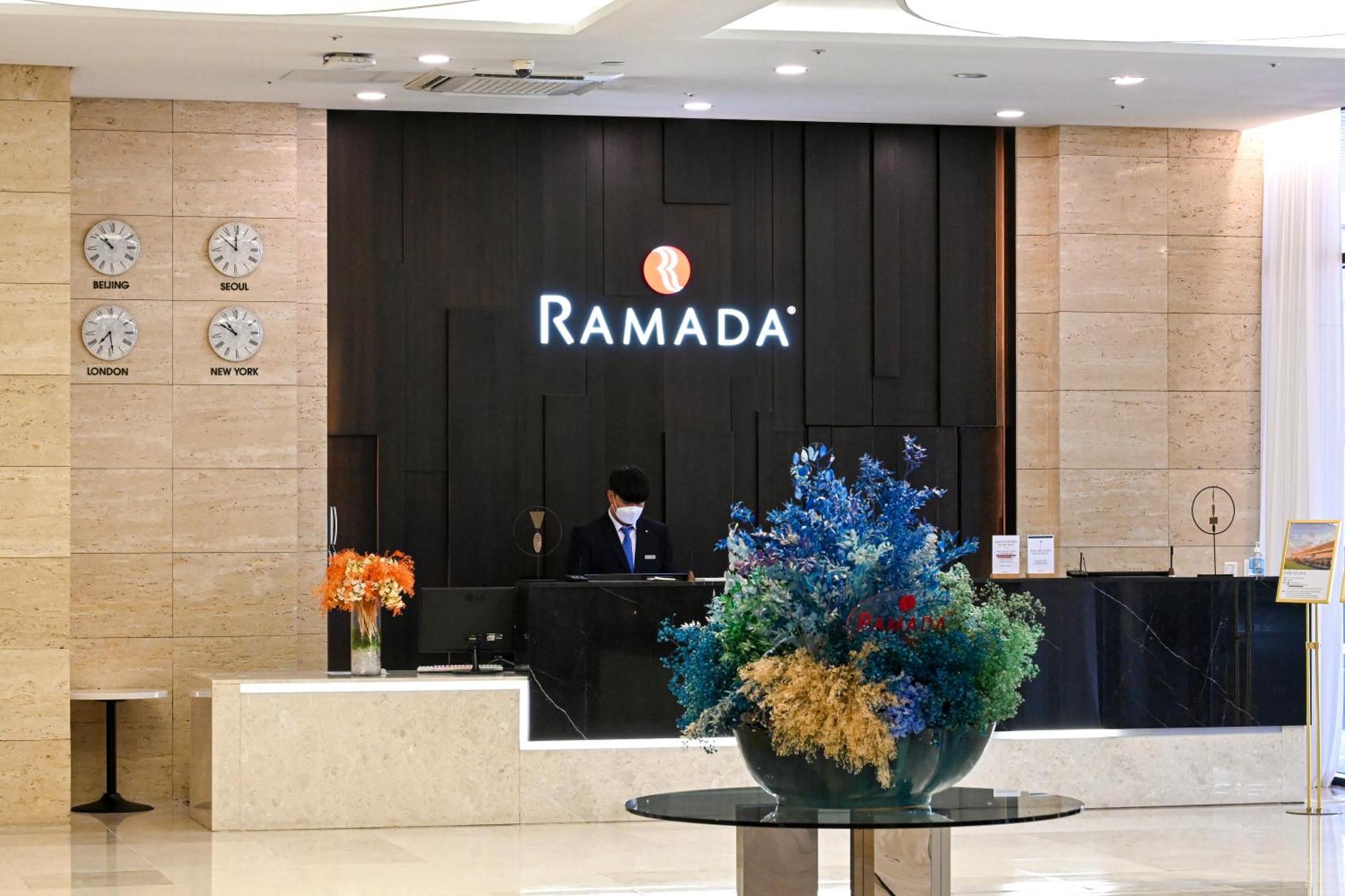 Ramada By Wyndham Yongin Hotel Esterno foto